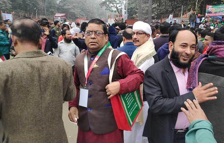 শুক্রবার বেলা বাড়ার সঙ্গে সঙ্গে সারাদেশ থেকে আওয়ামী লীগের নেতাকর্মীরা মিছিল নিয়ে জড়ো হতে থাকেন সোহরাওয়ার্দী উদ্যানে। ছবি: বিপ্লব দিক্ষিৎ