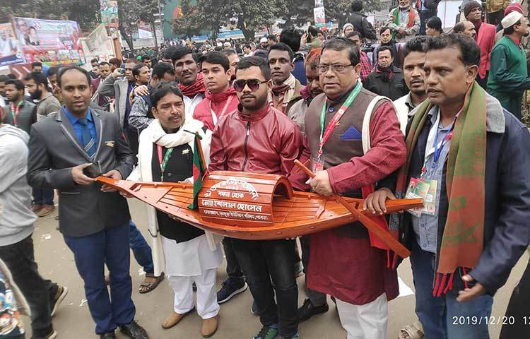 নৌকা প্রতীক নিয়ে এসেছেন নেতারা। ছবি: বিপ্লব দিক্ষিৎ