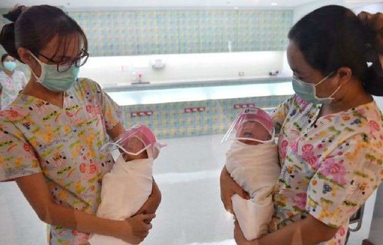 নবজাতক শিশুদের মাথায় পরানো এই ফেস শিল্ডের ছবি ভাইরাল হয়েছে সোশ্যাল মিডিয়ায়। শিশুদের জন্য সতর্কতামূলক এই ব্যবস্থার প্রশংসা করেছে নেটিজেনরা।