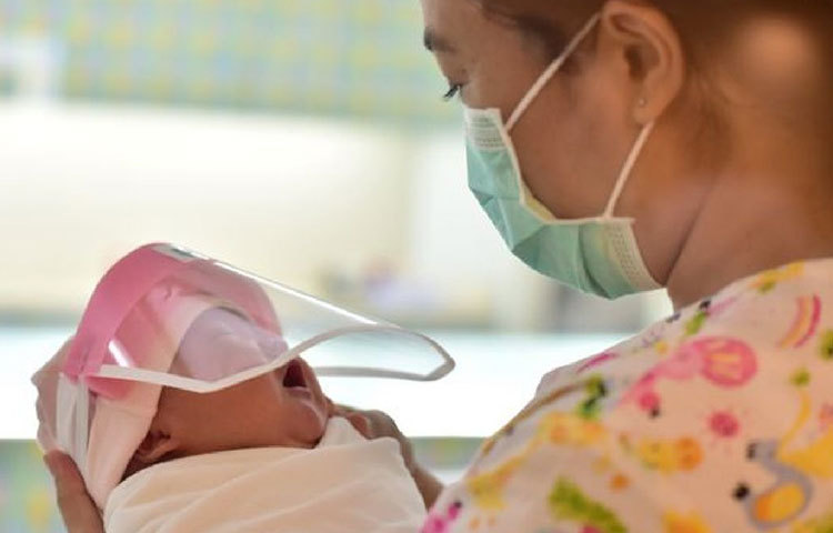 হাসপাতাল সূত্রে খবর বিশ্বজুড়ে করোনাভাইরাসে আক্রান্ত নবজাতকদের সংখ্যা বেশি নয়। প্রায় সব হাসপাতালেই মেটার্নিটি ওয়ার্ডে অতিরিক্ত সতর্কতার সঙ্গে স্বাস্থ্যবিধি মেনে চলা হয়। তা সত্তে¡ও বাড়তি সচেতনতার জন্য এই প্রয়াস। নবজাতকদের জন্য বিশেষভাবে বানানো এই ফেস শিল্ডে তাদের কোনো অসুবিধা হবে না বলেও আশ্বাস হাসপাতাল কর্তৃপক্ষের।