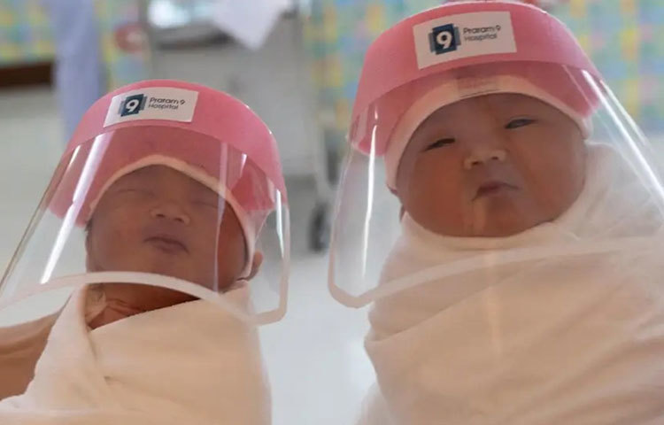 শুক্রবার পর্যন্ত থাইল্যান্ডে মোট ২,৪৭৩ জন করোনাভাইরাসে আক্রান্ত হয়েছেন। মোট ৩৩ জন কোভিড-নাইন্টিন-এ প্রাণ হারিয়েছেন। বৃহস্পতিবার থেকে শুক্রবার, ২৪ ঘণ্টায় প্রায় ৫০ জন ব্যক্তি নতুন করে করোনাভাইরাসে আক্রান্ত হয়েছে।