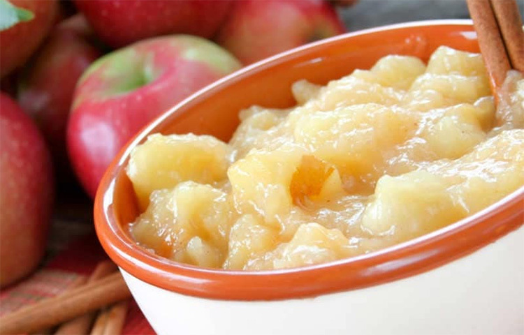 আপেল সিদ্ধ শিশুদের সর্দি-কাশির জন্য বেশ উপকারী। এটি সহজপাচ্য ও শরীরকে হাইড্রেডেট রাখে, শুকিয়ে যেতে দেয় না। আপেল শরীরে তরলের মাত্রা পুনরায় সরবরাহ করে বলে সর্দি-কাশির সময় খুবই উপাদেয়। ছবি: সংগৃহীত