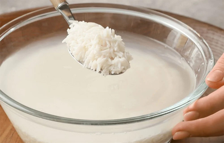 ভাতের পানি ৬ মাসের বেশি বয়সি শিশুদের সর্দি-কাশির ক্ষেত্রে খুবই উপকারী। ভাতের পানি যেকোনো সংক্রমণের বিরুদ্ধে লড়াই করতে সাহায্য করে, শিশুর রোগ প্রতিরোধ ক্ষমতাও বাড়িয়ে তোলে। ছবি: সংগৃহীত