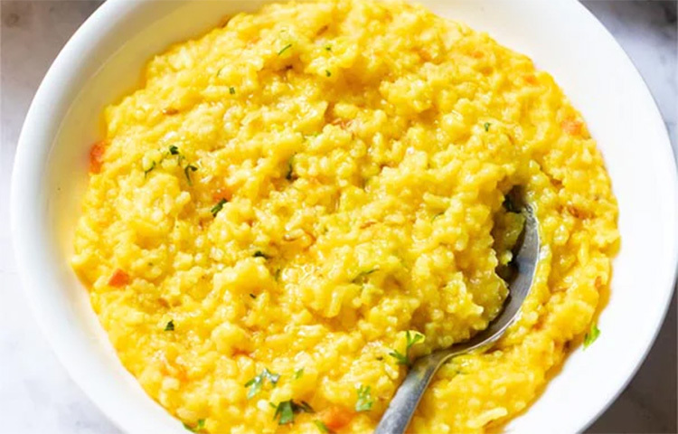 মুগ ডালের খিচুড়িও বেশি উপাকরী। সেই সমস্ত শিশু, যারা ঘনঘন সর্দি-কাশিতে ভোগে, তাদের দুপুরে বা রাতের খাবারে দিন মুগ ডালের খিচুড়ি। ছবি: সংগৃহীত