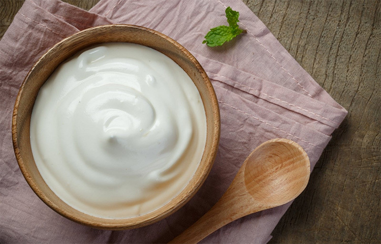 দই শরীর ঠান্ডা করে। কাজেই সর্দি-কাশি বা ফুসফুসে সংক্রমণ হলে দই খাওয়াবেন না। ছবি: সংগৃহীত