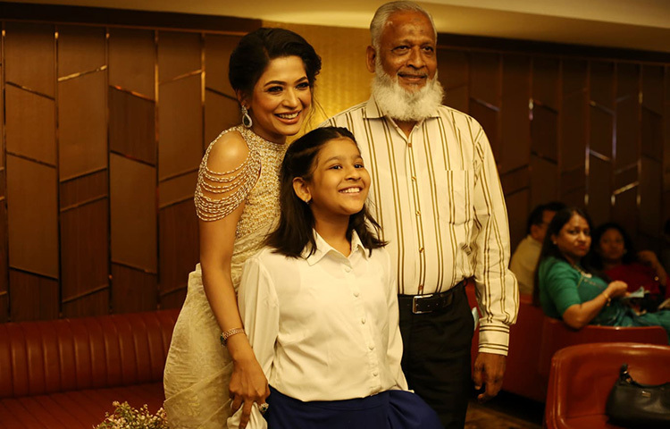 প্রিমিয়ার শোতে এসেছিলেন বাঁধনের বাবাও। ছবি: মাহবুব আলম