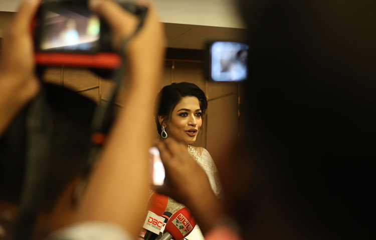 ক্যামেরা ঘিরে ধরেছে বাঁধনকে। ছবি: মাহবুব আলম