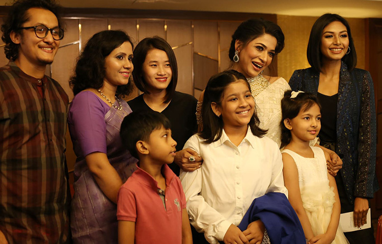 সবার সঙ্গে হস্যোজ্জ্বল বাঁধন। ছবি: মাহবুব আলম