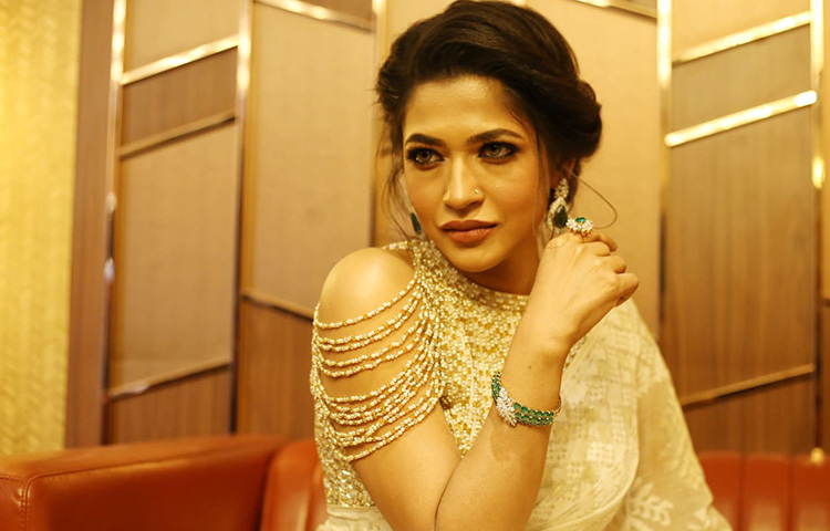 আজমেরী হক বাঁধন অভিনীত আবদুল্লাহ মোহাম্মদ সাদ পরিচালিত ‘রেহানা মরিয়ম নূর’ সিনেমাটি ১২ নভেম্বর দেশের ১০টি সিনেমা হলে মুক্তি পাচ্ছে। ছবি: মাহবুব আলম