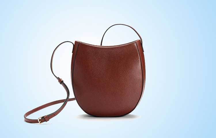 শাড়ির সঙ্গে নিন স্লিং ব্যাগ: শাড়ি সবসময় মেয়েদের এনে দেয় একটা অন্যরকম লুক। আর শাড়ির সঙ্গে স্লিং ব্যাগ এনে দেয় বেশ ফিউশন লুক। এছাড়াও পাওয়া যায় একটা ইন্দো-ওয়েস্টার্ন লুক। তাই শাড়ির সঙ্গে নিন স্লিং ব্যাগ।