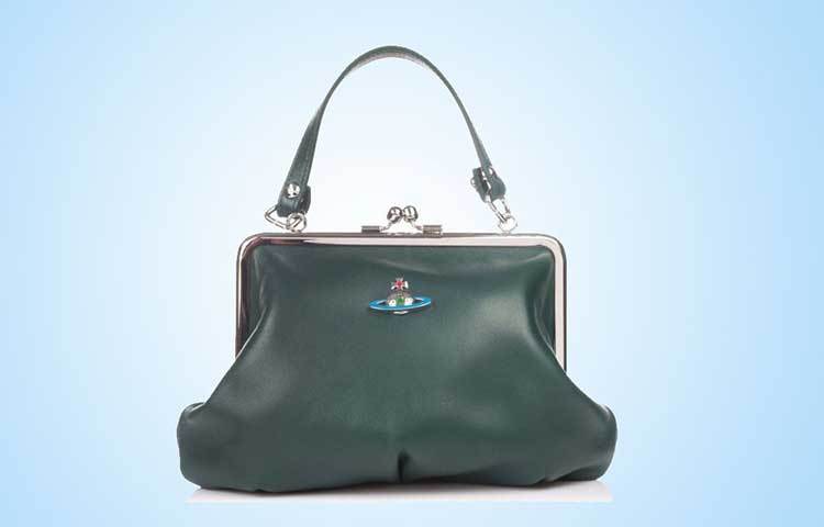 ফ্রেম ব্যাগ: ফ্যাশানের দুনিয়ায় এই ব্যাগের নাম একেবারে উপরের দিকে। বিভিন্ন আকারে এই ব্যাগ পাওয়া যায়। আর সালোয়ার, কুর্তি থেকে শুরু করে সমস্ত পোশাকেই এই ব্যাগ মানানসই। অফিসের জন্য এই ব্যাগ উপযুক্ত।