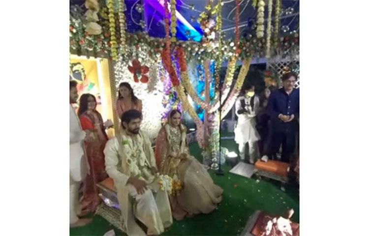 বিয়ের আসরে রানা ও মিহিকা।