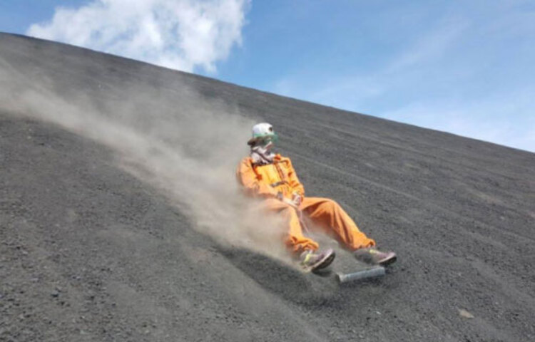 আগ্নেয়গিরির নিচে প্রবেশ: নেগ্রো একটি জ্বলন্ত আগ্নেয়গিরি। এটি সৃষ্টি হয় আজ থেকে ১৬০ বছর আগে। এখানে ভলকানো বোর্ডিং করা একটি দুঃসাহসিক কাজ, যা করতে পারেননি বেয়ার গ্রিলস। কেননা কাঠের বোর্ড পিঠে চাপিয়ে দুঃসাহসিক কাজটি করতে হয়। ২৩৩৮ ফুট কালো পাহাড় বেয়ে উঠতে হয়। এতে ৪৫ মিনিট লাগে। একবার শীর্ষে পৌঁছে গেলে নিচে নামতে হবে দক্ষতার সাথে।