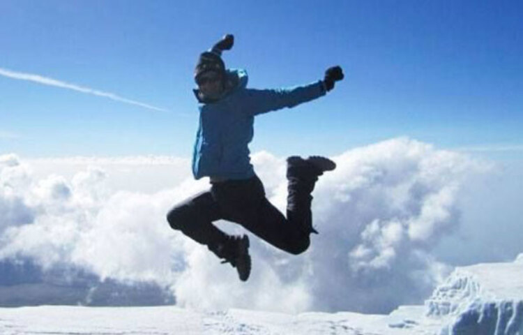 এভারেস্টে বেজ জাম্পিং: এভারেস্টে গিয়ে বেজ জাম্পিং শুরু হয়। এর জন্য বাড়তি প্রশিক্ষণের প্রয়োজন হয়। বেয়ার গ্রিলস ২৩ বছর বয়সে একবার চেষ্টা করেছিলেন কিন্তু উইং স্যুট পরা অবস্থায় আর লাফ দেননি। অসম্ভব হলেও ভ্যালারি রোজভ নামে এক বিখ্যাত রাশিয়ান বেজ জাম্পার সফলভাবে লাফ দিয়েছিলেন।