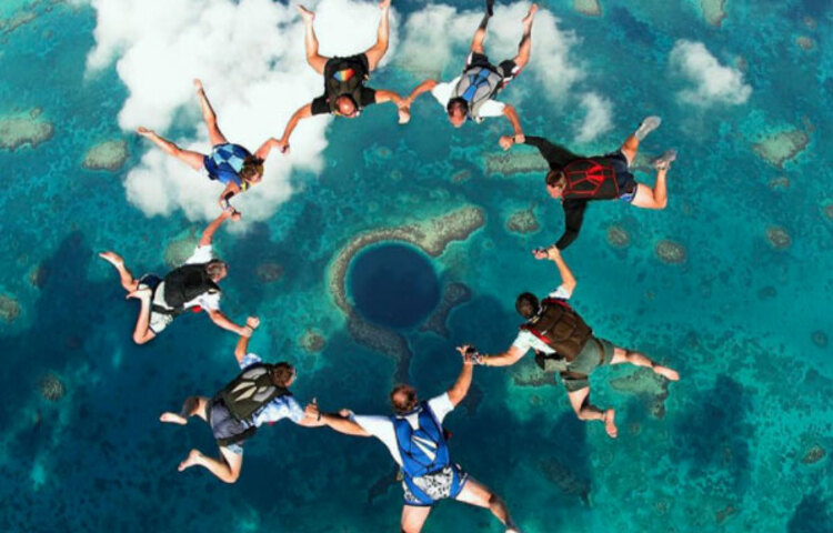 দ্য ব্লু হোল গুহা ডাইভিং: মিসরের দাহাবের উত্তরে লোহিত সাগরের তলদেশের বিপজ্জনক গুহা ‘ব্লু হোল’। এটি ডাইভিং করা সবচেয়ে বিপজ্জনক। গুহাটিতে ২শ’র বেশি মরদেহ আছে। বিপজ্জনক গুহাটি ডাইভিং করেননি বেয়ার গ্রিলস।