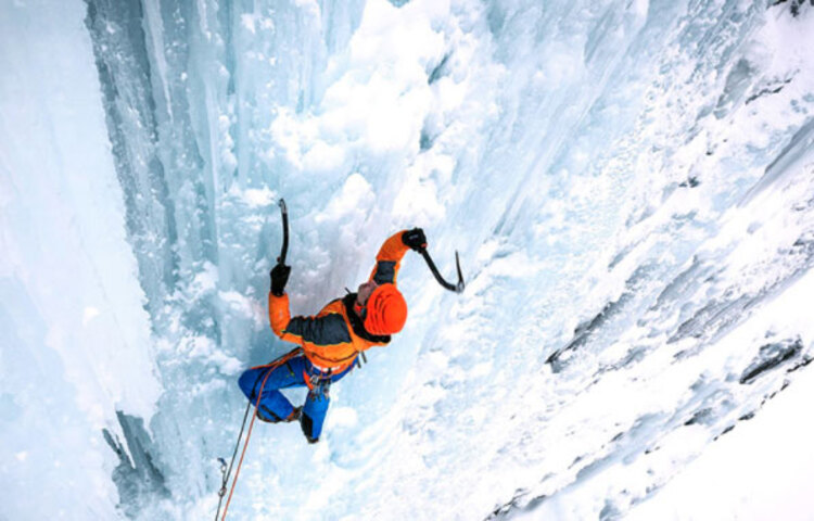 হেলমেকেন জলপ্রপাতে বরফ আরোহণ: বেয়ার গ্রিলস দীর্ঘ সাহসী কর্মজীবনে কয়েকটি কঠিন পাহাড় মোকাবিলা করেছেন। কিন্তু বিশ্বের সবচেয়ে বিপজ্জনক বরফ আরোহণ করেননি। কারণ এটি অবিশ্বাস্যভাবে খাড়া, যা কানাডার ব্রিটিশ কলম্বিয়ার ওয়েলস গ্রে উদ্যানের মধ্যে মর্টেল নদীর তীরে অবস্থিত। জলপ্রপাতটি ১৪১ মিটার।