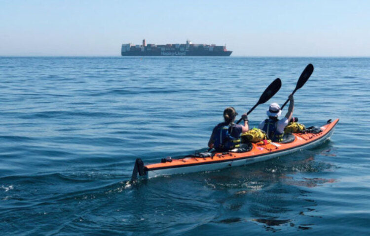 ইংলিশ চ্যানেলে কায়াকিং: ইংলিশ চ্যানেলের পানি খুবই শীতল থাকে। চ্যানেলটি বিশ্বের অন্যতম ব্যস্ততম শিপিং লেন, যা কায়াকিংকে বিপজ্জনক করে তোলে। তবুও এটি যাওয়া সম্ভব হয় একজন দক্ষ কায়ক হওয়ার পর। কিন্তু বেয়ার গ্রিলস এ কায়াকিং করতে পারেননি।
