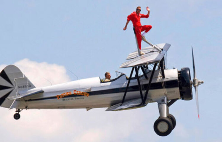 উইং ওয়াকিং: বেয়ার গ্রিলস উচ্চতাকে ভয় পান। কিছুতেই তিনি ঝাঁপিয়ে পড়তে ইচ্ছুক নন। এমন বিপজ্জনক কাজ তিনি একটিও করেননি। উইং ওয়াকিংও তেমন একটি বিপজ্জনক খেলা। এটি তিনি কখনোই করেননি।