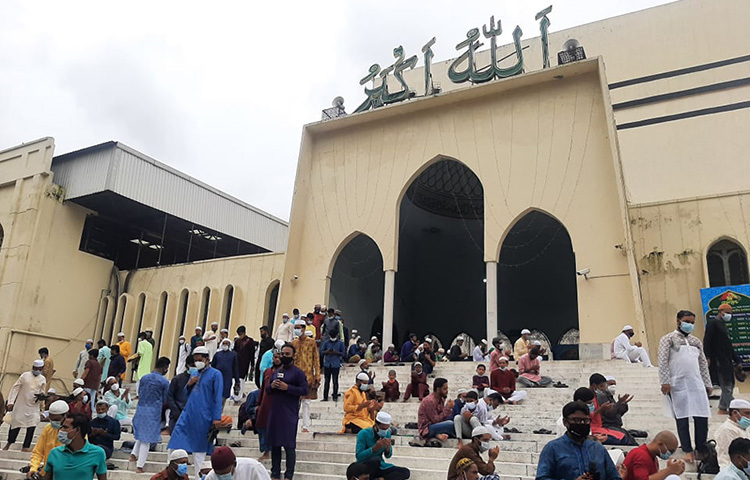 সকালে রাজধানীর বিভিন্ন এলাকা থেকে মুসল্লিরা ঈদের নামাজ পড়তে আসেন। ছবি: বিপ্লব দিক্ষিৎ