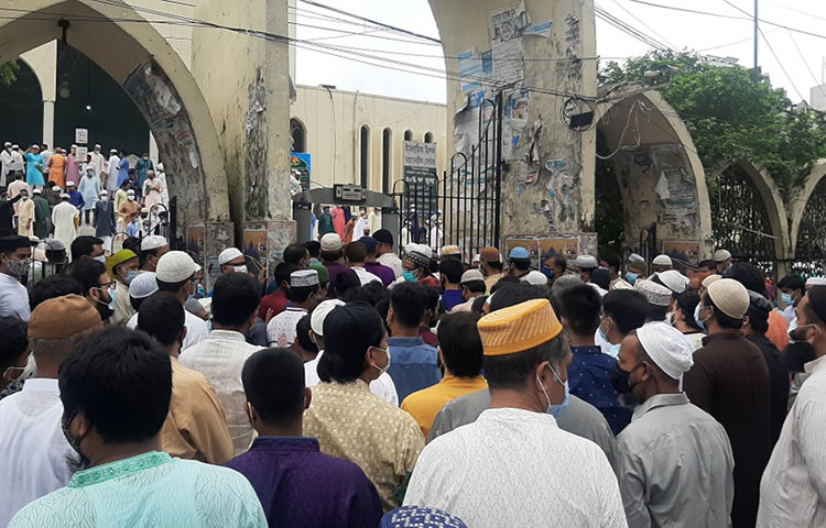 মুসল্লিরা ঈদের নামাজ আদায়ের জন্য মসজিদে প্রবেশ করছেন। ছবি: বিপ্লব দিক্ষিৎ