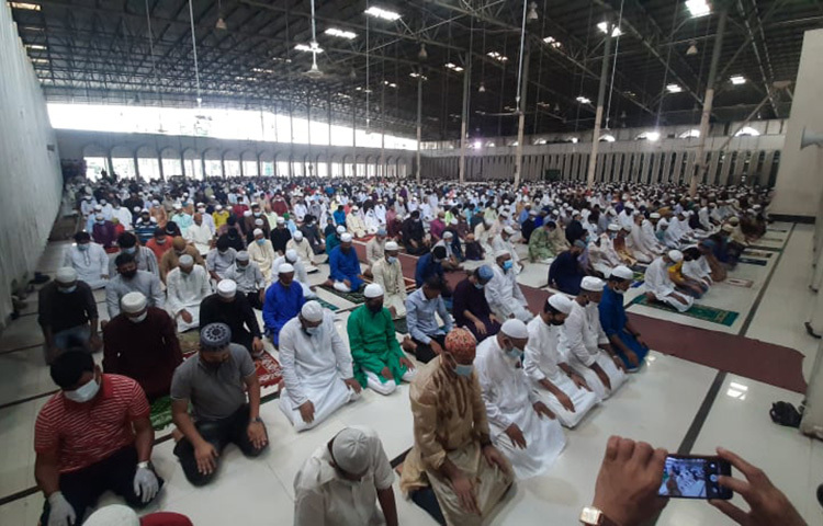 জাতীয় মসজিদ বায়তুল মোকাররমে পবিত্র ঈদুল আজহার প্রধান ও প্রথম জামাত অনুষ্ঠিত হয় সকাল ৭টায়। ছবি: বিপ্লব দিক্ষিৎ