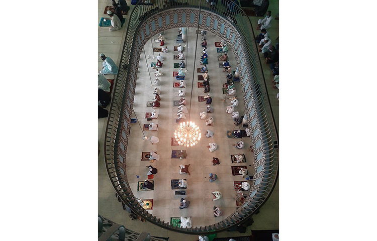 নামাজ শেষে মোনাজাতে করোনাভাইরাস থেকে মুক্তি এবং অসুস্থদের সুস্থতার জন্য দোয়া করা হয়। ছবি: বিপ্লব দিক্ষিৎ