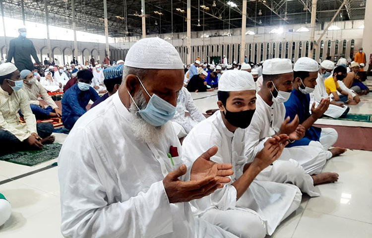 ঈদের দুই রাকাত নামাজ শেষে মোনাজাতে সৃষ্টিকর্তার কাছে দুই হাত তুলে মহামারি করোনা থেকে মুক্তির ফরিয়াদ জানিয়েছেন মুসল্লিরা। ছবি: বিপ্লব দিক্ষিৎ