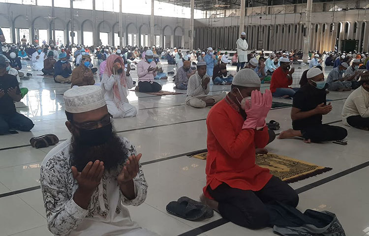 নামাজে শেষে সবাই মোনাজাত করছেন। ছবি: বিপ্লব দিক্ষিৎ