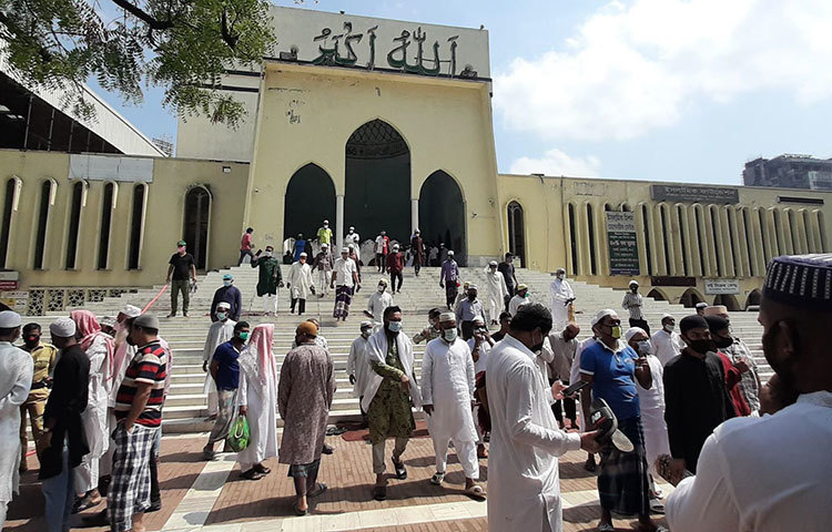 জুমা আদায় করতে আসা সবাইকে স্বাস্থ্যবিধি মেনে প্রবেশ করানো হয়। ছবি: বিপ্লব দিক্ষিৎ