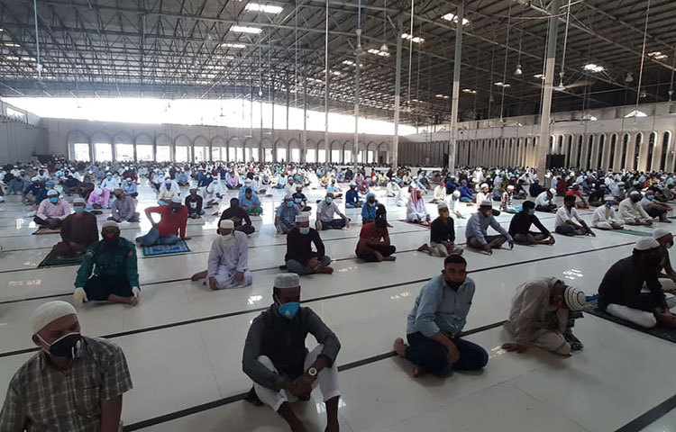 জুমার নামাজ পড়তে আসা মুসল্লিদের জন্য বসানো হয়েছে জীবাণুনাশক অটোমেটিক স্প্রে মেশিন। ছবি: বিপ্লব দিক্ষিৎ