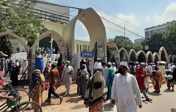 শুক্রবার দুপুরে রাজধানী ঢাকার প্রাণকেন্দ্র পল্টনে জাতীয় মসজিদটিতে দেখা যায়, প্রবেশের আগে সবার হাত ধোয়ানো হয়। ছবি: বিপ্লব দিক্ষিৎ