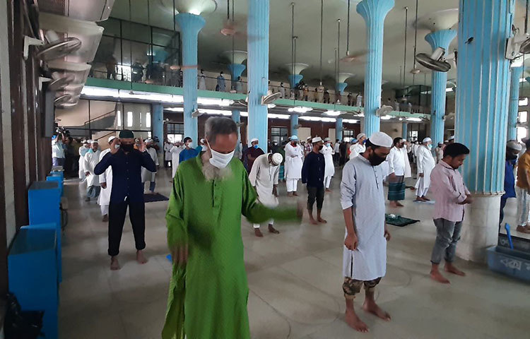 সেই সঙ্গে সবাই মাস্ক পরছেন কিনা সেটা নিশ্চিত হয়েই মসজিদে প্রবেশ করতে দেয়া হচ্ছে। আর নির্দিষ্ট দূরত্ব রেখে নামাজের ব্যবস্থা করা হয়েছে। ছবি: বিপ্লব দিক্ষিৎ