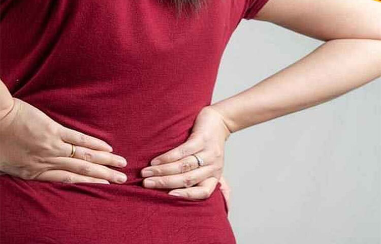 পেট ভার থাকলে শোয়ার সমস্যা হয়। এ কারণে গ্যাস হয়। ফলে কোমরে ব্যথা হতে পারে। কিন্তু জরায়ুতে ফাইব্রয়েড হলে এই সমস্যাটি প্রকটভাবে দেখা যায়। জরায়ুতে ফাইব্রয়েড অর্থাৎ একটি অযাচিত মাংস পিণ্ড দেখা দেয়। তা পিঠের নিচের অংশের পেশী ও স্নায়ুতে চাপ দেয়। ফলে পিঠে, কোমরে ব্যথা হওয়া প্রতিদিনকার ঘটনা হয়ে যায়। ছবি: সংগৃহীত