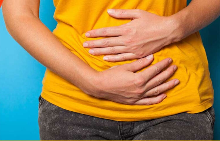 জরায়ুতে ফাইব্রয়েড হলে পেটের নিচের অংশে ভার অনুভূত হয়। একারণেই তল পেটে ব্যথা হওয়া এবং পেট ফুলে থাকার মতো সমস্যা ঘন ঘন দেখা যায়। মাসিকের সময় কেটে গেলেও, ক্রমাগত তলপেটে ব্যথা হলে এই সমস্যাকে একদমই উপেক্ষা করা উচিত নয়। ছবি: সংগৃহীত