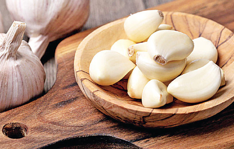 রাতে শুতে যাওয়ার সময় বা সকালে খালিপেটে কাঁচা রসুনের কয়েক কোয়া চিবিয়ে নিন। ছবি: সংগৃহীত