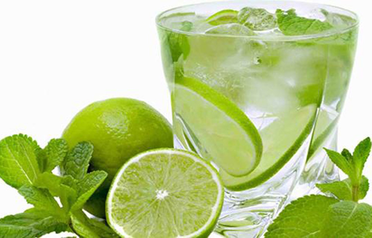 রসুন খাওয়ার পর ১ গøাস হালকা গরম পানি অর্ধেক পাতিলেবুর রস মিশিয়ে খান। তবে এতে লবণ দেবেন না। মধু মেশাতে পারেন, কিন্তু চিনি নয়। এই পানীয় বিপাক প্রক্রিয়া বাড়িয়ে তলপেটের মেদ কমায়। ছবি: সংগৃহীত