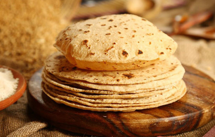 সাদা ভাত ডায়েট চার্ট থেকে বাদ দিন। প্রতিদিনের খাবারে লাল চালের ভাত, গমের রুটি, ওটস-এর রুটি বা ওটস রাখুন। ছবি: সংগৃহীত