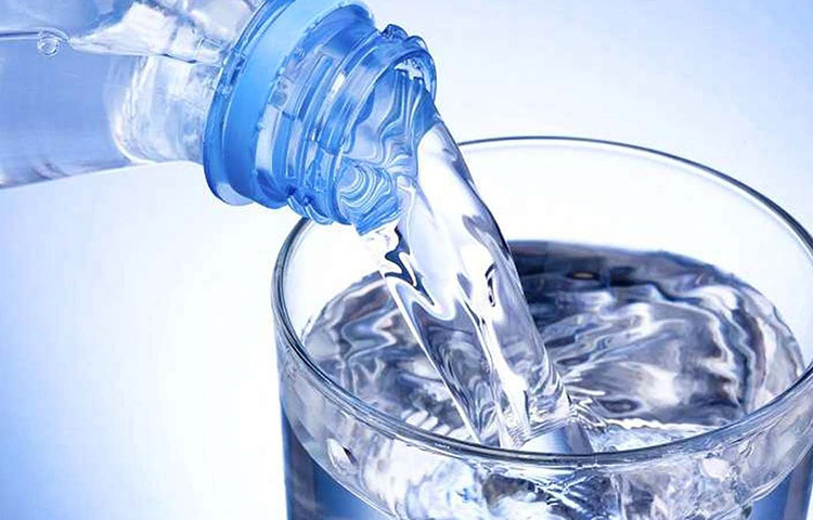 প্রচুর পরিমাণে পানি পান করুন। শরীরের বিপাকের হার বাড়ানোর পাশাপাশি শরীরের বিষাক্ত উপাদান বা টক্সিন দূর করে। ছবি: সংগৃহীত