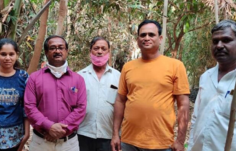 পরে তার বেতন বেড়ে হয় ৬ হাজার টাকা। কিন্তু দেনা শোধ করার জন্য এই টাকা যথেষ্ট ছিল না। তিনি ২৭ বছরের হলে পরিবারের হাল ধরার জন্য বাবা-মা তাকে গ্রামে ডেকে পাঠান। ছবি: সংগৃহীত