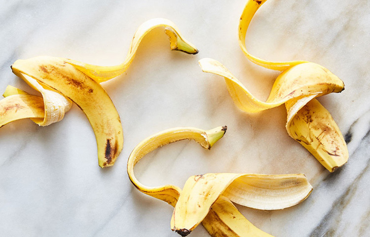 ছোট ছোট ব্রণকে দূর করতে সাহায্য করবে কলার খোসা। কলার খোসার ভেতরের অংশটি দিয়ে ব্রণের ওপর ঘষতে থাকুন। কিছুক্ষণ পর দেখবেন ব্রণ কোথায় যেন মিলিয়ে গিয়েছে। ছবি: সংগৃহীত