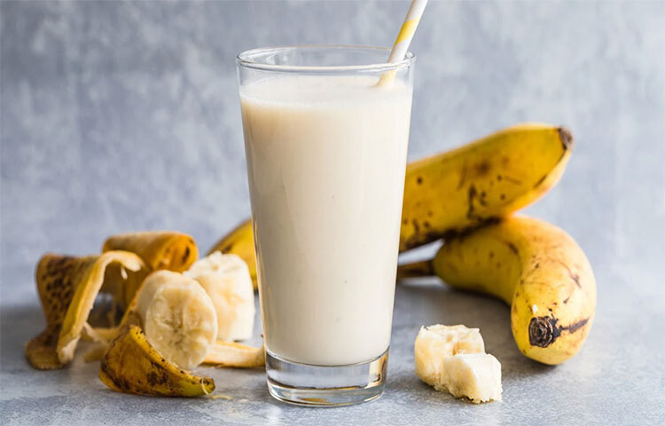 আমাদের দেশে দুধ ও কলা নাস্তায় বেশ জনপ্রিয় ও সহজে পরিবেশনযোগ্য একটি খাবার। বাড়িতে কিংবা বাইরে অনেকেই সকালের ও বিকেলের নাস্তায় দুধ-কলা একসঙ্গে খান। অনেকেই আবার দুধ-মুড়ি-কলা, দুধ-চিঁড়ে-কলা অথবা দুধ-কলা-ওটস, স্মুথি, শেক তৈরি করে খেতে ভালোবাসেন। ছবি: সংগৃহীত