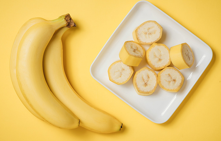 কলাতে পটাসিয়াম এবং ম্যাঙ্গানিজ প্রচুর পরিমাণে পাওয়া যায়। যা আমাদের ত্বককে নরম ও স্বাস্থ্যকর করার জন্য অত্যন্ত প্রয়োজনীয় উপাদান। ম্যাঙ্গানিজ মানুষের ত্বকে কোলাজেনের পরিমাণ বাড়াতে সহায়তা করে। কোলাজেন হলো এক ধরণের প্রোটিন যা ত্বকের কোষ থেকে উৎপন্ন হয়। কোলাজেন আমাদের ত্বককে নরম করতে সাহায্য করে এবং মুখে বার্ধক্যজনিত কোনো লক্ষণ আসতে দেয় না। ছবি: সংগৃহীত