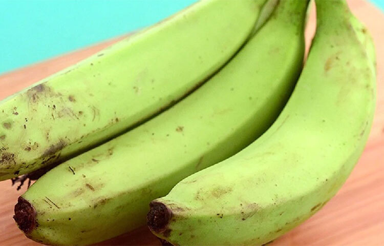 কাঁচা কলা ডায়াবেটিক বা প্রি-ডায়াবেটিক রোগীরা খেতে পারেন। কলায় থাকে ‘রেসিস্ট্যান্ট স্টার্চ’ যা ক্ষুদ্রান্ত্রে দ্রুত পাচিত হয় না। ফলে বরং নিয়ন্ত্রণে থাকে শর্করার বিপাক। তাই খাওয়া যেতে পারে কাঁচা কলা। ছবি: সংগৃহীত