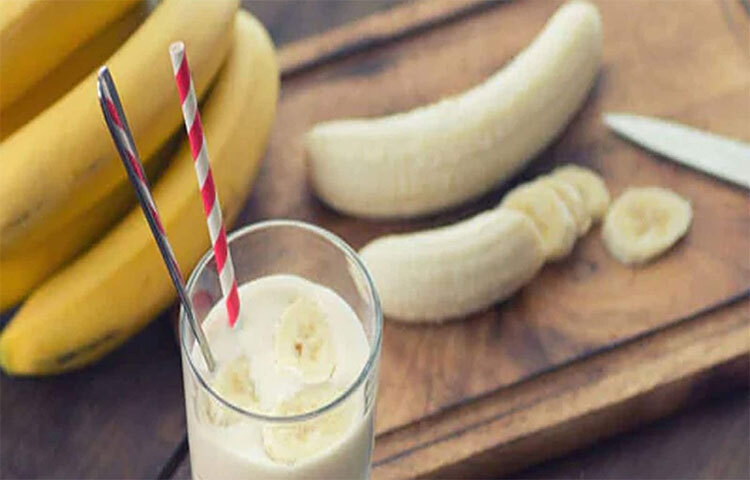 দুধ স্বাস্থ্যের জন্য অত্যন্ত জরুরি একটি খাদ্য। প্রোটিন, ক্যালশিয়াম প্রচুর পরিমাণে রয়েছে দুধের মধ্যে। কিন্তু দুধ আর কলা একসঙ্গে খেয়ে নিলে তা হজমে সমস্যা সৃষ্টি করতে পারে। একসঙ্গে খেলে দুটি খাবারের সব পুষ্টিগুণ নষ্টও হয়ে যেতে পারে। ছবি: সংগৃহীত