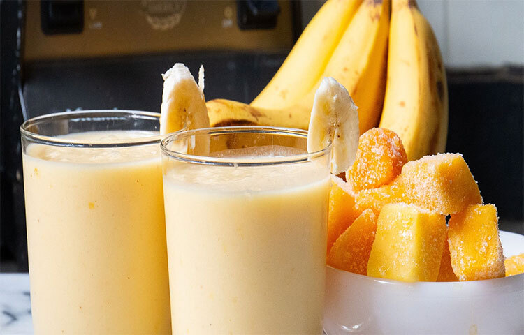 কেউ কেউ দুধের সঙ্গে কলা মিশিয়ে শেক পান করার পরামর্শ দেন। আবার কেউ কেউ এর বিরুদ্ধে। কোনো কোনো স্বাস্থ্য বিশেষজ্ঞ কলা ও দুধ একসঙ্গে খাওয়ার একেবারেই পক্ষপাতী নন। খেতে চাইলে, প্রথমে দুধ পান করে নেওয়া উচিত। তার ২০ মিনিট পর কলা খাওয়া যেতে পারে। ছবি: সংগৃহীত