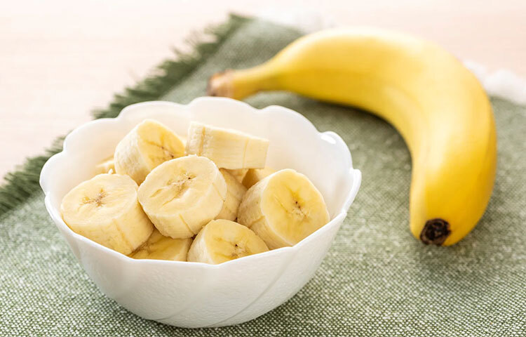 পাকা কলা ফ্রিজে রাখলে অনেকদিন পর্যন্ত ভালো থাকে। তবে সব কলা একসঙ্গে রাখবেন না, তাতে কলার খোসা 
দ্রুত পচতে শুরু করে। কলা আলাদা আলাদা করে রাখুন। কিংবা কলার খোসা ছাড়িয়ে এয়ারটাইট কন্টেনারে ভরে ফ্রিজে রাখতে পারেন, এতে অনেকদিন পর্যন্ত কলা ভালো থাকে। সম্ভব হলে ডিপ-ফ্রিজে কলা রাখুন। ফ্রোজেন কলা ৩০ দিন পর্যন্ত ভালো রাখা যায়। ছবি: সংগৃহীত