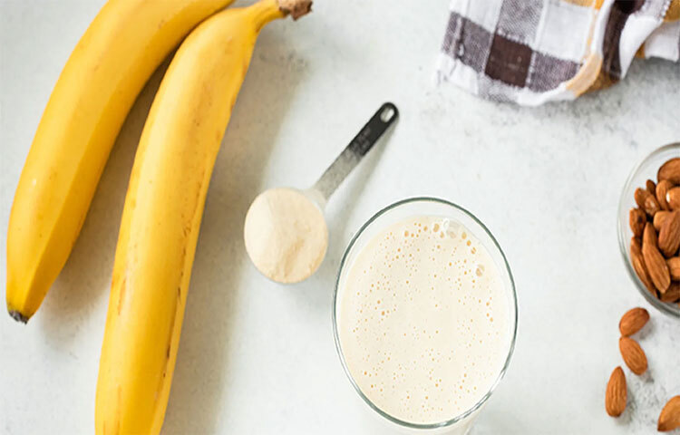 অন্যদিকে, আর একদল স্বাস্থ্য বিশেষজ্ঞের মতে, যারা ওজন বৃদ্ধিতে ইচ্ছুক, নিয়মিত কায়িকশ্রম করেন, তাদের জন্য কলা ও দুধের মিশ্রণ অত্যন্ত উপকারী। তবে কোনো ব্যক্তির হাঁপানি বা কোনো অ্যালার্জির কারণে কফ জমার সমস্যা থাকলে বা শ্বাসকষ্ট হলে, তাদের কলা ও দুধ একসঙ্গে কখনোই খাওয়া উচিত নয়। ছবি: সংগৃহীত