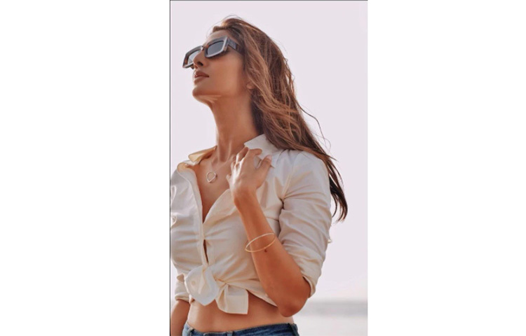 সোশ্যাল মিডিয়াতেও বেশ সক্রিয় বানি। মাঝে মধ্যেই নানা ছবি তিনি পোস্ট করেন ইনস্টাগ্রামে। বানি ছবি পোস্ট করা মানেই নেটিজেনদের কাছে তা আগ্রহের বিষয়। ছবি: সংগৃহীত