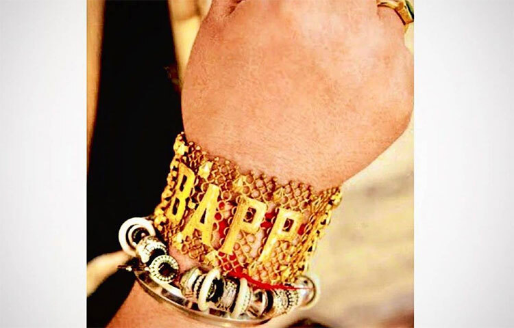 ২০১৪ সালে নির্বাচনী লড়াইয়ে অংশগ্রহণ করার সময় নির্বাচনী হলফনামায় তিনি জানিয়েছিলেন যে তার কাছে ৭৫৪ গ্রাম সোনা এবং ৪.৬২ কেজি রুপোর গয়না রয়েছে। তখনকার বাজারমূল্য অনুযায়ী তার সোনার গয়না ছিল প্রায় ৪০ লাখ টাকার এবং রুপার গয়না ছিল ২ লাখ ২০ হাজার টাকার। তারপর থেকে ৮ বছরে তার গয়নার পরিমাণ যে অনেকটাই বেড়েছে তা নিয়ে কোনো সন্দেহ নেই। ছবি: সংগৃহীত