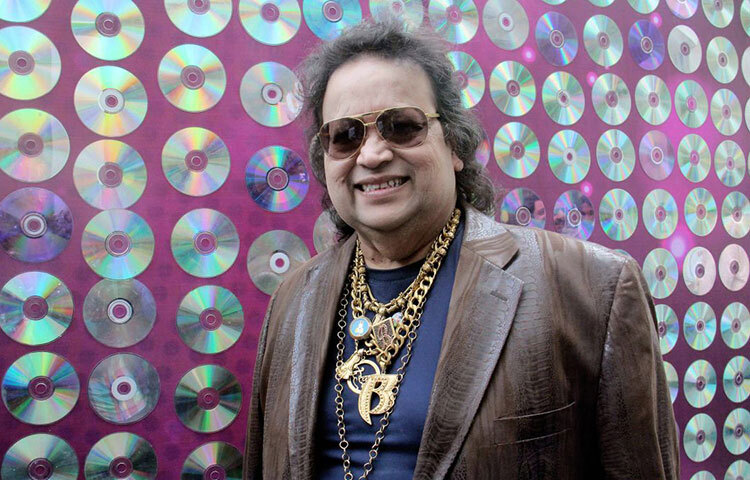 সোনা কেনার পাশাপাশি গাড়ি কেনারও শখ ছিল বাপ্পি লাহিড়ির। নির্বাচনী হলফনামা অনুযায়ী, ৫টি গাড়ি কিনেছিলেন তিনি। তার কাছে একটি ৪২ লাখ টাকার বিএমডব্লিউ গাড়ি, ৩২ লাখ টাকার অডি গাড়ি, ২০ লাখ টাকার ফিয়াট গাড়ি, ১৬ লাখ টাকার সনেট গাড়ি ও ৮ লাখ টাকার স্করপিও ছিল। এছাড়াও জানা গিয়েছে, তার নামে স্বয়ংচালিত একটি টেসলা এক্স গাড়িও ছিল। ছবি: সংগৃহীত